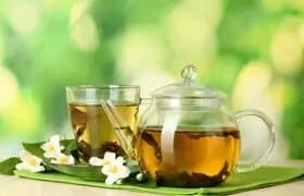Ceainic și ceașcă cu ceai verde, băutură care accelerează metabolismul